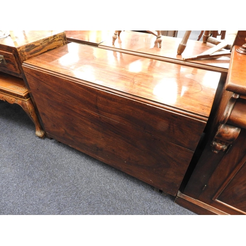 557 - George III mahogany drop leaf table, width 109cm