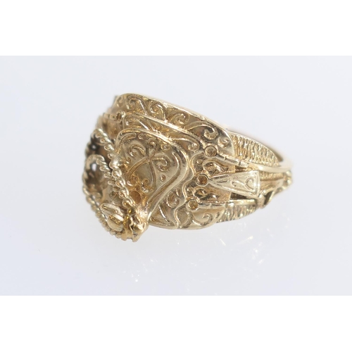 39 - 9ct gold gent's rodeo ring,  worked as a Western saddle with lasso, size T, weight approx. 5.5g