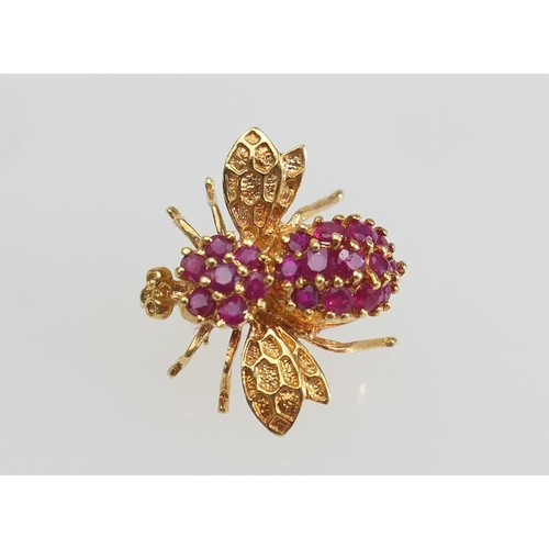 146 - 18ct yellow gold bee brooch, set with rubies to the thorax and abdomen, 18mm x 20mm, gross weight ap... 