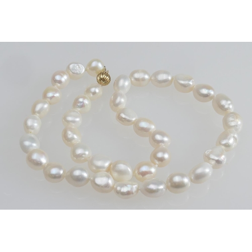 154 - Cultured baroque pearl choker necklace, the non-uniform pearls 10mm maximum diameter, united by a 14... 