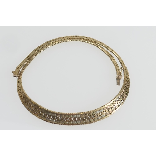 198 - 9ct three colour gold herringbone and textured brick link choker necklace, length 40cm, weight appro... 