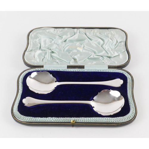 495 - Pair of Edwardian silver trefid fruit serving spoons, maker RS, London 1908, weight approx. 143g, in... 