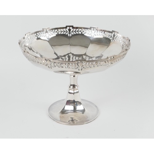 540 - George V silver pedestal fruit bowl by Adie Bros., Birmingham 1924, pierced crenellated border over ... 