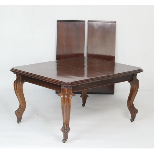 934 - Late Victorian mahogany extending dining table, the top with moulded edge, when closed 140cm x 122cm... 