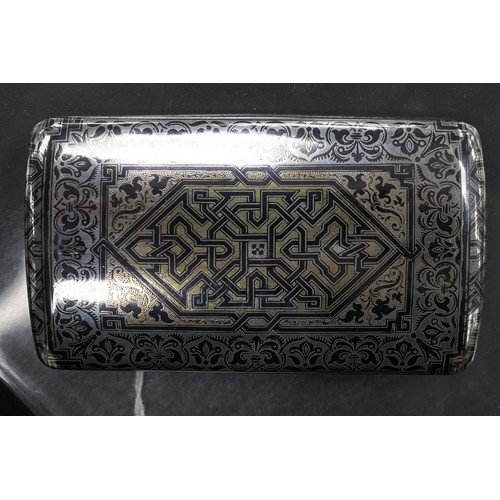 522 - French niello silver gilt snuff box, probably Paris, late 19th Century, cushion form decorated in Ru... 