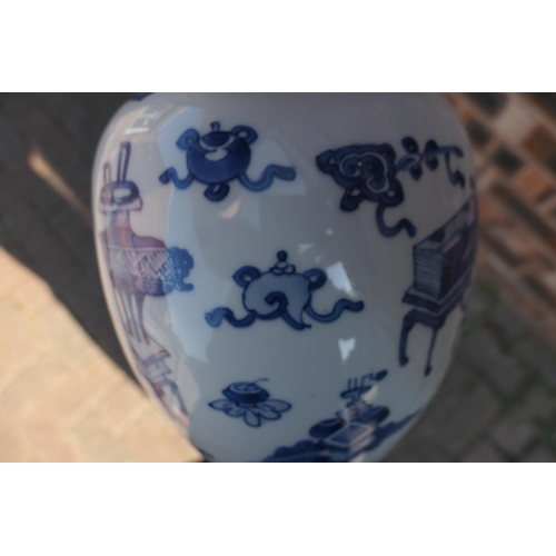 396 - Chinese blue and white ginger jar, Kangxi (1662-1722), decorated with precious objects and a bird si... 