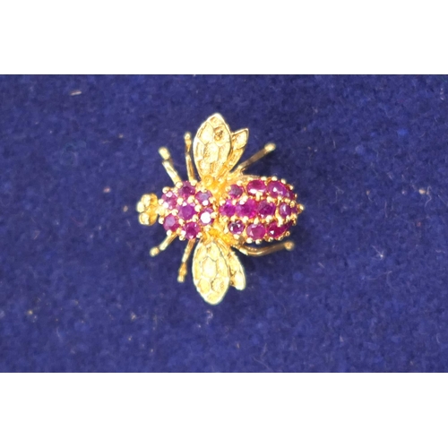 146 - 18ct yellow gold bee brooch, set with rubies to the thorax and abdomen, 18mm x 20mm, gross weight ap... 