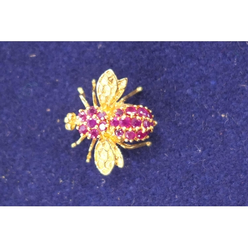 146 - 18ct yellow gold bee brooch, set with rubies to the thorax and abdomen, 18mm x 20mm, gross weight ap... 