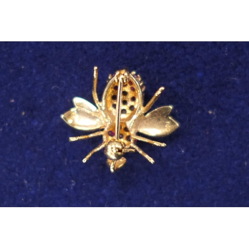 146 - 18ct yellow gold bee brooch, set with rubies to the thorax and abdomen, 18mm x 20mm, gross weight ap... 