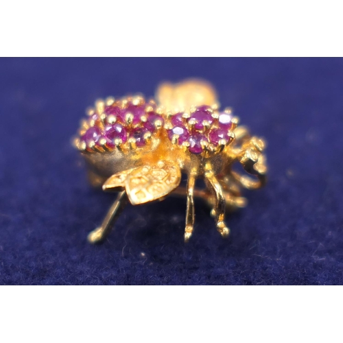 146 - 18ct yellow gold bee brooch, set with rubies to the thorax and abdomen, 18mm x 20mm, gross weight ap... 