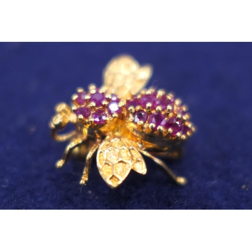 146 - 18ct yellow gold bee brooch, set with rubies to the thorax and abdomen, 18mm x 20mm, gross weight ap... 