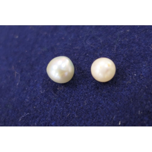 194 - Two saltwater pearls, approx. 8mm and 6mm diameter