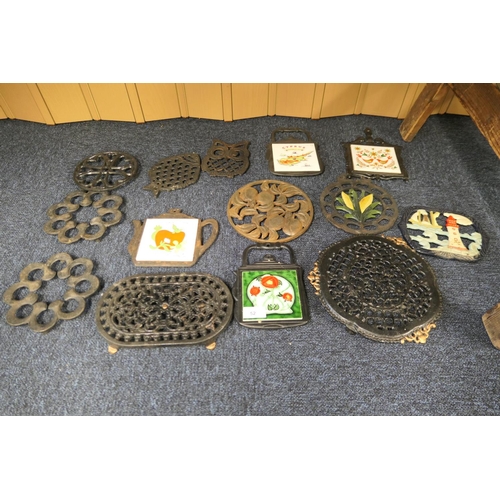 52 - Selection of modern cast iron trivets and tile trivets (14)