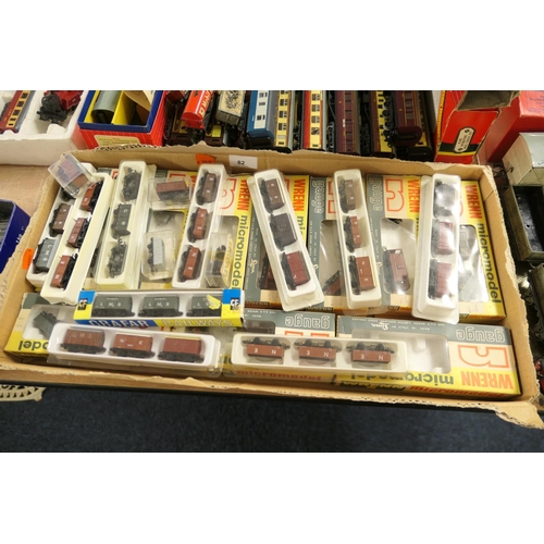 82 - Wrenn N gauge rolling stock, other N gauge rolling stock including Grafar (1 box)