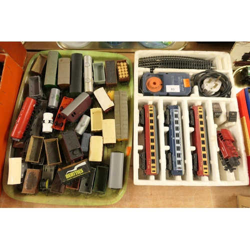 83 - Lima 00 passenger train set; also assorted 00 gauge rolling stock, mostly Triang (1 box, 1 tray)