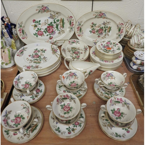 43 - Wedgwood rose patterned china dinner service