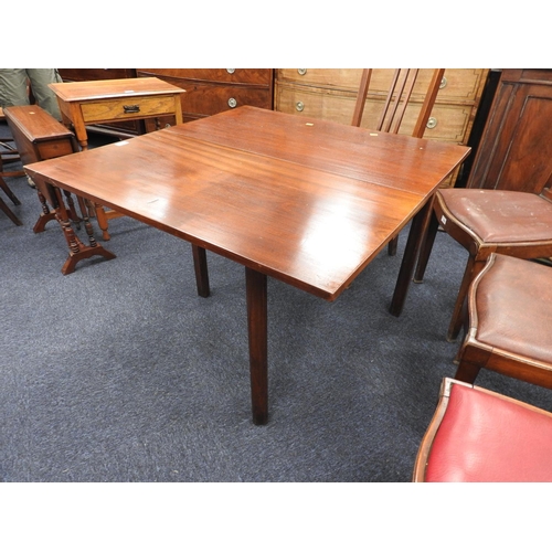 634 - Mahogany single drop leaf breakfast table