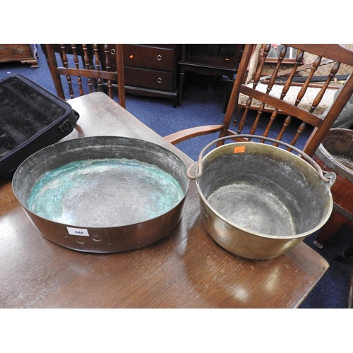 644 - Small brass preserve pan and an oval copper pan (2)