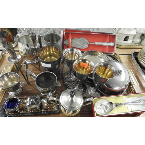 77 - Small assortment of modern silver plated ware (1 tray)