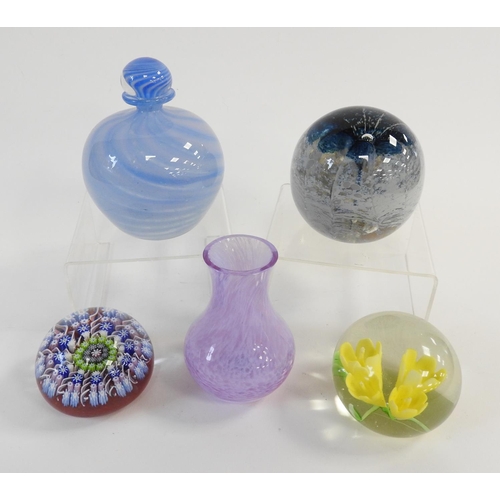 128 - Three decorative glass paperweights, scent bottle with stopper (a/f) and a small coloured glass vase... 