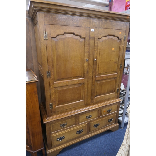 576 - Quality reproduction oak linen press in the Georgian style, width 134cm, height 191cm, depth 48cm