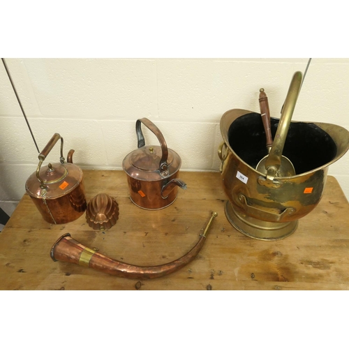 264 - Copper coal scuttle, copper hunting horn, two copper kettles, jelly mould and a brass shovel (6)