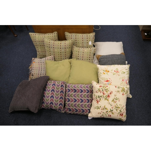 377 - Assorted cushions