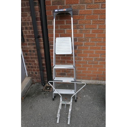 418 - Workzone folding aluminium stepladder and an Abru ladder stand-off (2)