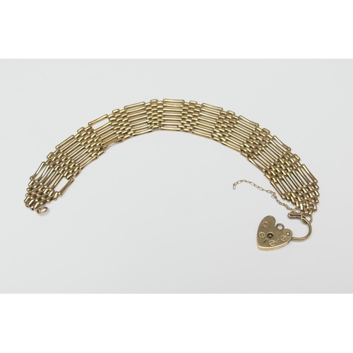 121 - 9ct gold gatelink bracelet (with losses), united by a padlock clasp, length 17.5cm, width 18mm, gros... 