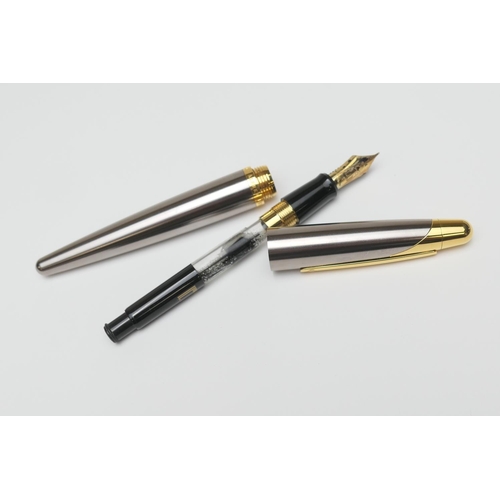 122 - Alfred Dunhill AD2000 brushed metal cigar fountain pen, with 18ct gold medium nib, with gilt clip, p... 