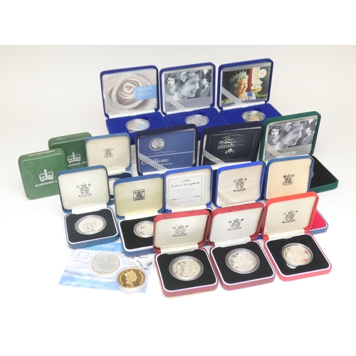 89 - Collection of silver commemorative coins, of which sixteen struck in sterling silver including a Que... 