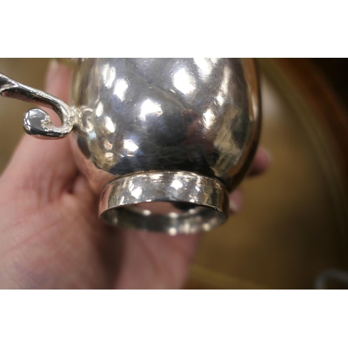 44 - William III silver cup, maker VN (?) (see Jackson, page 153 for an unattributed mark), London 1697, ... 