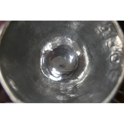 44 - William III silver cup, maker VN (?) (see Jackson, page 153 for an unattributed mark), London 1697, ... 