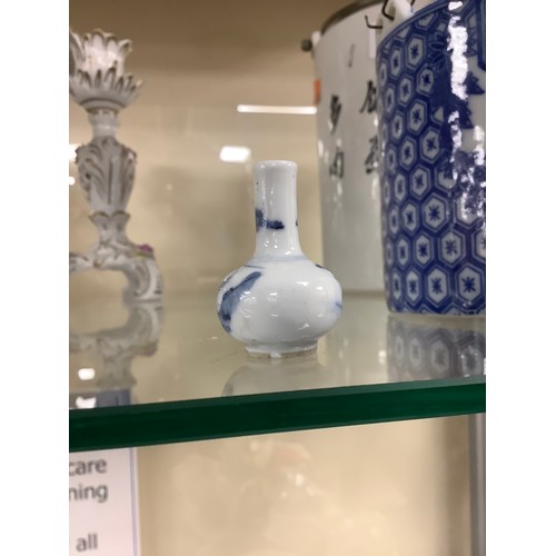 138 - Chinese blue and white painted miniature bottle vase, painted four character mark, height 4cm; also ... 