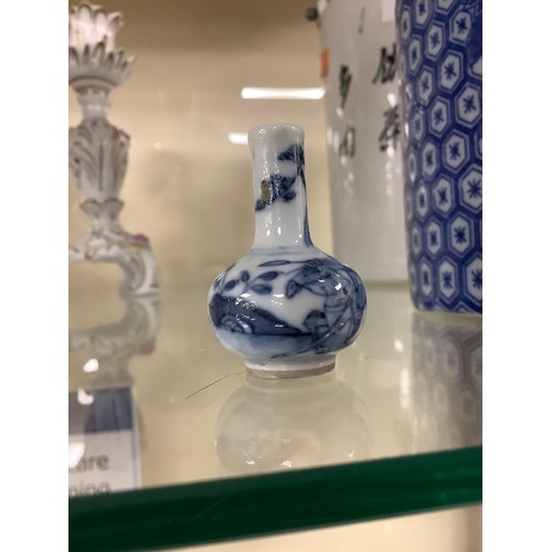 138 - Chinese blue and white painted miniature bottle vase, painted four character mark, height 4cm; also ... 