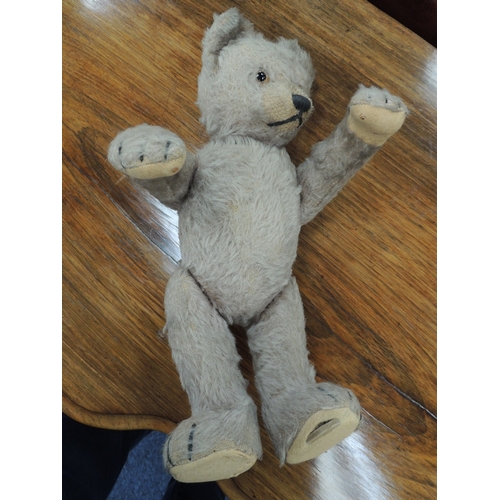 198 - Vintage plush teddy bear with swivel head and short tail, original glass eyes, 33cm