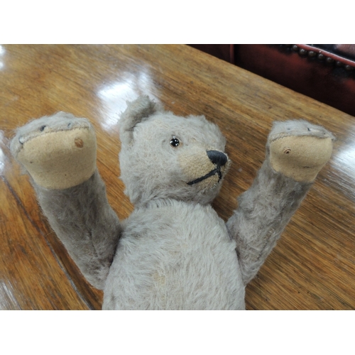 198 - Vintage plush teddy bear with swivel head and short tail, original glass eyes, 33cm