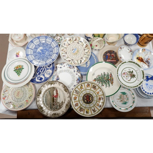 207 - A large selection of various Christmas and other date plates, including Wedgwood, Horsea, Portmeirio... 