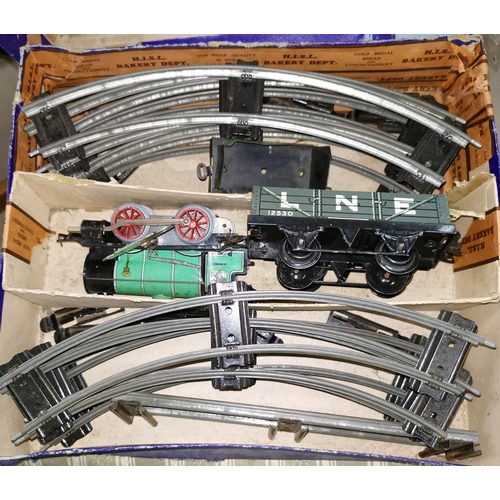 713 - A boxed Hornby '0' guage tinplate clockwork loco, carriage and track