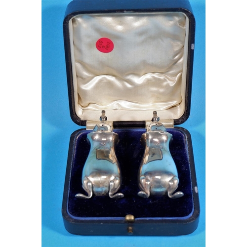 303 - A pair of silver pepper pots, cased, Birmingham 1902,2 oz