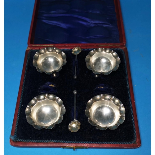 308 - An Edwardian set of 4 silver salts with 2 matching spoons, cased, Birmingham 1905