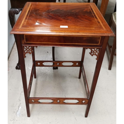 577 - An Edwardian occasional table with inlaid crossbanded mahogany square top
