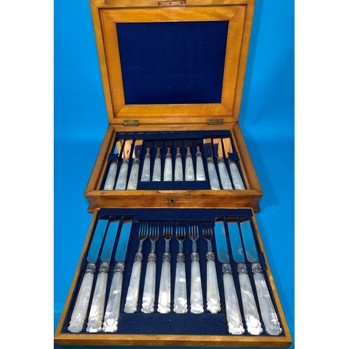 325 - A Victorian set of 18 silver and mother-of-pearl fruit knives and forks, cased, Sheffield 1851, make... 