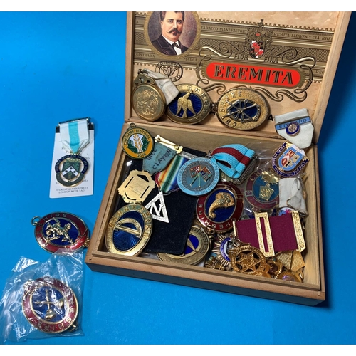 374 - A selection of masonic jewels and medallions