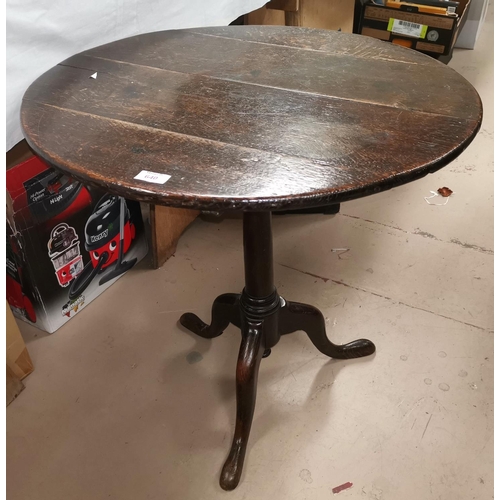 640 - An 18th century countrymade circular tilt top occasional table on turned baluster column and 3 splay... 