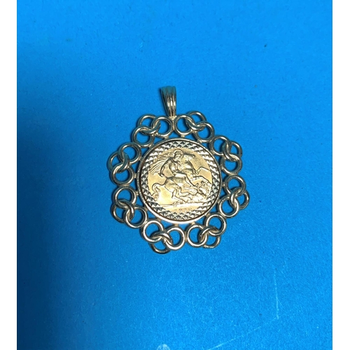 323D - A 1912 1/4 Sovereign in 9 carat hallmarked gold pierced clip mount (gross 8.9gm)
