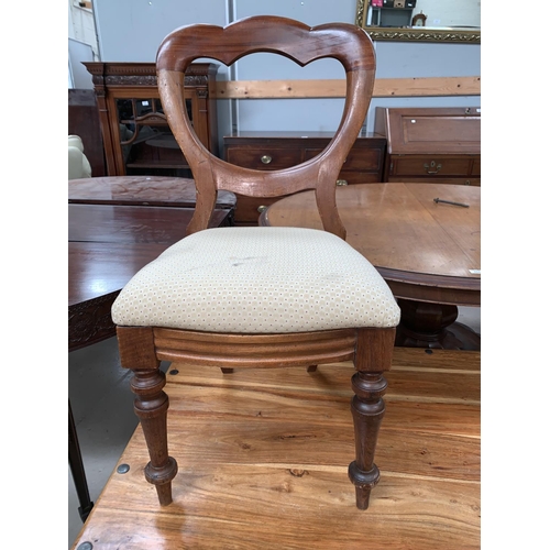 639 - A set of 3  Victorian mahogany balloon back dining chairs with drop in seats and turned legs;