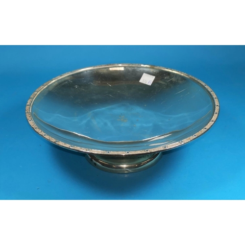 376A - A hall marked silver circular bowl with a Celtic border and a pedestal base, Sheffield 1946, 14.5 oz
