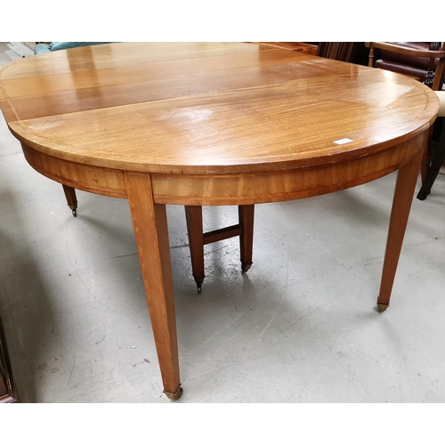 579 - A 19th century circular extending dining table in crossbanded mahogany, on square tapering legs with... 