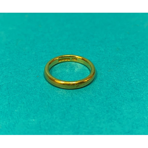 319 - A 22 carat hallmarked gold wedding ring, 5.1 gm